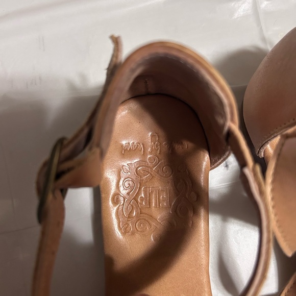 Elf Women’s Scallop-Trim Ankle Strap Leather Flats in Tan size 7.5 - Picture 2 of 10